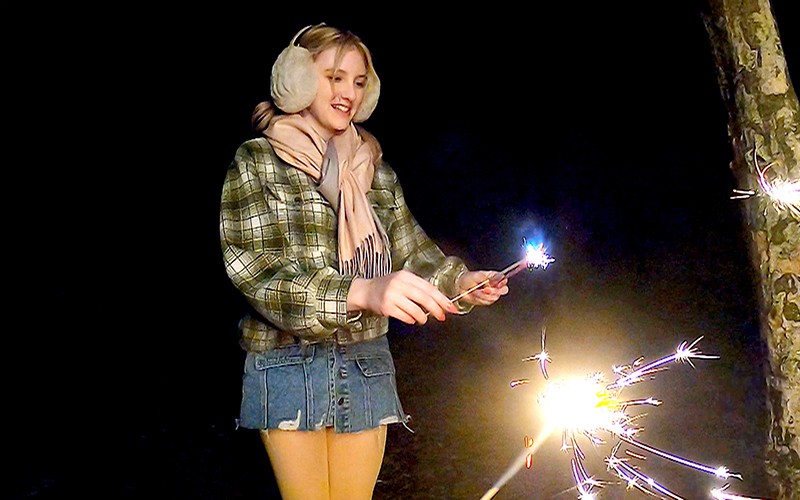 Sex gái nga địt nhau Melody Marks da trắng vú mềm khi cắm trại ngoài trời